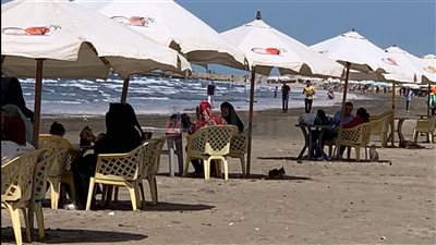 شاطئ بورسعيد يشهد إقبالا متوسطًا من المصطافين | صور