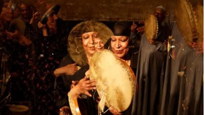 الزار المصري على رأس الصحافة الفرنسية: أم سامح تُغني لعلاج المرضى وطرد الأرواح الشريرة