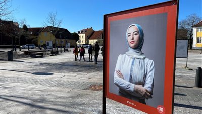بعد تزيين شوارع الدنمارك بصورها.. المصرية هاجر البلتاجي: أسلط الضوء على مدى تأثير الشباب العربي