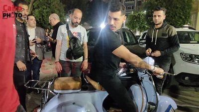 بدراجته البخارية.. حسن أبو الروس يحضر عزاء والد الفنان محسن منصور بمسجد الحامدية الشاذلية | فيديو 