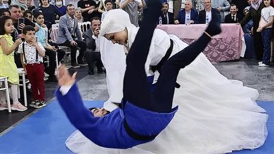 بدلا من الرقص.. عروس تركية بطلة جودو تطرح زوجها أرضا بحفل زفافهما | بث مباشر 