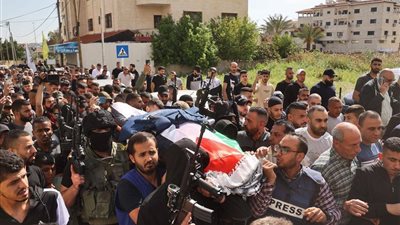 شقيق شيرين أبو عاقلة: الاحتلال يفرض قيودًا على تشييع جثمانها.. ومنعوا وضع علم فلسطين في منزلنا