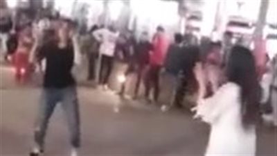 وصلة رقص لفتيات وشباب بممشى شيري بالغردقة تثير الجدل على السوشيال ميديا.. ورواد: أين التربية |صور وفيديو