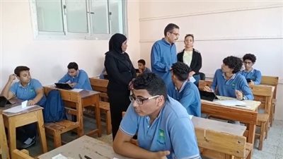 وكيل التعليم بالبحر الأحمر يتفقد سير امتحانات صفوف النقل بالمرحلة الثانوية | صور