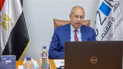 رئيس المنطقة الاقتصادية لقناة السويس يستعرض فرص الهيدروجين الأخضر في المناطق الصناعية