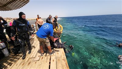 سياح ألمان من ذوي الاحتياجات الخاصة يخوضون تجربة غطس بمرسى علم | صور