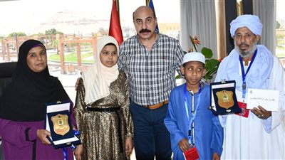 محافظ أسوان يكرم حفظة القرآن الكريم من ذوي الهمم