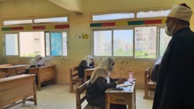 طلاب صفوف النقل بالمعاهد الأزهرية يؤدون امتحانات اليوم الأخير