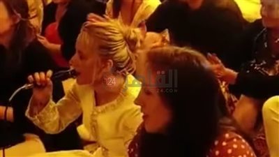 على نغمات السمسمية.. سائحة تغني بالعربية وتثير إعجاب رواد مواقع التواصل بالغردقة