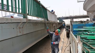 إصلاح السور الحديدي بكوبري العباسية بعد رفع آثار أنقاض حادث سير 