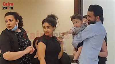 مواساة واحتضان.. ابن مارينا صلاح ضحية الإهمال الطبي في عزاء والدته | صور 