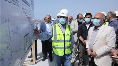 وزير النقل يتفقد الشركة المصرية لإصلاح وبناء السفن بمينائي الإسكندرية والدخيلة