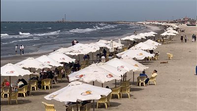 شاطئ بورسعيد يشهد إقبالًا كبيرًا في أول أيام إجازة نصف العام لصفوف النقل