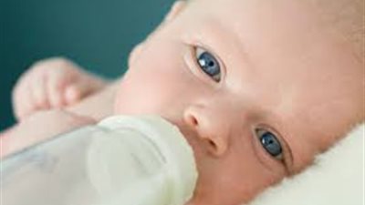 استشاري أطفال: الرضاعة الصناعية تزيد من خطر الإصابة بالسمنة والسكري