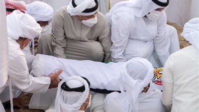 محمد بن زايد يؤدي صلاة الجنازة على الشيخ خليفة ويشيعه إلى مثواه الأخير لمقبرة البطين بأبوظبي 