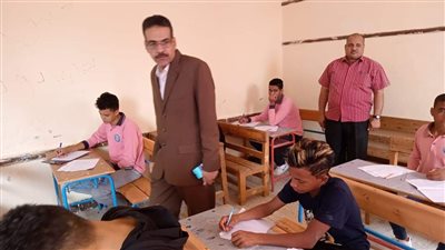وكيل وزارة التربية والتعليم بالبحر الأحمر يتفقد سير امتحانات الشهادة الإعدادية