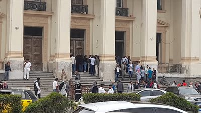 المتهم بقتل كاهن الإسكندرية يتلو القرآن داخل قفص الاتهام.. والقاضي: إحنا مش في مسجد هنا