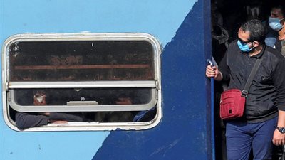 أمين شرطة يعيد حقيبة بداخلها 42 ألف جنيه لمواطن تركها سهوًا داخل أحد القطارات بأسيوط