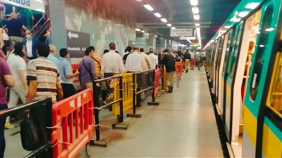 لدخول المحطات الجديدة.. بدء تغيير اللافتات واللوحات الإرشادية داخل الخط الثالث لمترو الأنفاق | صور