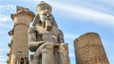 بعد واقعة أبو الهول.. حقيقة نوم تمثال رمسيس الثاني في معبد الأقصر | بث مباشر