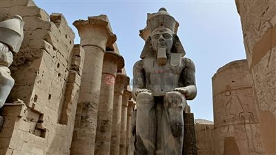 كبير المفتشين بمعبد الأقصر: تمثال رمسيس الثاني صاحي وعينه مفنجلة | صور