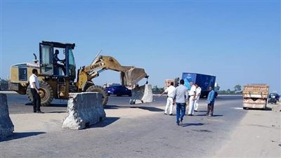 نظرًا لتكرار الحوادث.. وضع حواجز لمنع السير العكسي بطلعة إقليمي المنوفية