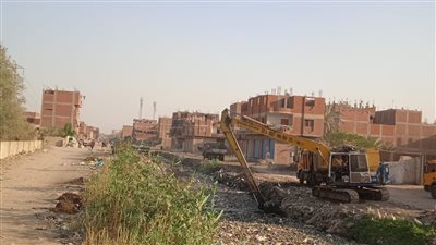 محافظة القاهرة: استمرار رفع المخلفات المتراكمة بترعة الرشاح بحلوان