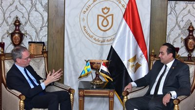 رئيس الرعاية الصحية يلتقي سفير السويد ويناقشان إرسال بعثات تعليمية للأطباء