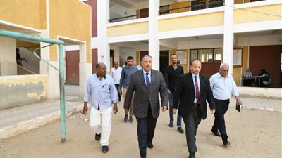 استبعاد رئيس لجنة مدرسة عمر بن الخطاب الإعدادية في قنا وإحالته للتحقيق