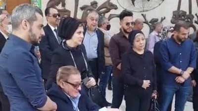 انهيار أقارب الكاتب الصحفي صلاح منتصر لحظة وصول جثمانه إلى جريدة الأهرام | بث مباشر