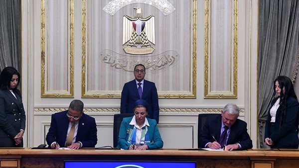 جانب من التوقيع 