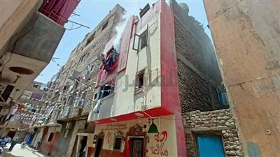 بينهم أطفال.. نجاة أسرة كاملة من حريق شقة في الأقصر | صور