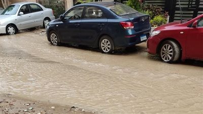 كسر ماسورة يحوّل الشوارع إلى أنهار من المياه بحدائق الأهرام | صور 