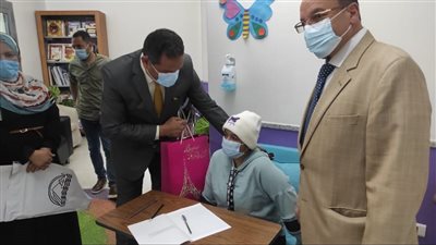 مدير تعليم الجيزة يتابع امتحانات الشهادة الإعدادية لطلاب يتلقون العلاج بمستشفى 57357