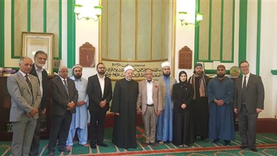 المفتي خلال زيارة أول مسجد بُنِيَ في بريطانيا: المسلمون سفراء للإسلام بأخلاقهم وأعمالهم النافعة 