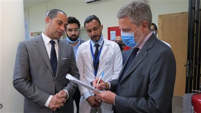 الرعاية الصحية تستقبل سفير إيطاليا بمصر ويتفقدا مركز طب أسرة الحي الإماراتي