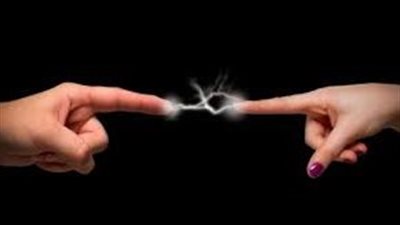 أنت كهربتني.. تعرف على أسباب الشعور بلسعات الكهربية عند لمس جسم 
