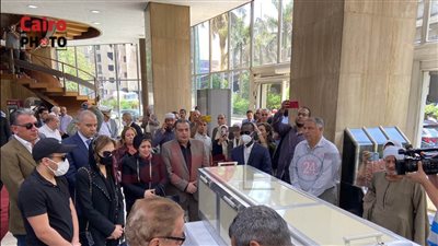 وصول جثمان الكاتب الصحفي صلاح منتصر لمقر جريدة الأهرام