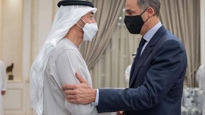  جمال مبارك يقدم واجب العزاء للشيخ محمد بن زايد في رئيس الإمارات الراحل