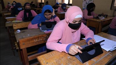 التعليم: السماح لطلاب الصفين الأول والثاني الثانوي بالكتابة على ورقة المفاهيم خلال الامتحانات | بث مباشر