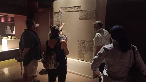 السائحين داخل متحف