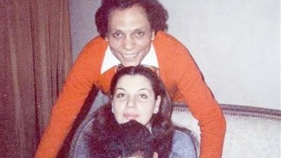 حب من النظرة الأولى.. كيف تعرّف عادل إمام على زوجته؟