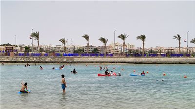 إقبال المواطنين على شواطئ الغردقة رغم نشاط حركة الرياح | صور وفيديو