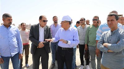 محافظ المنيا يتابع إنشاء كوبري ملوي العلوي لربط شرق وغرب المدينة