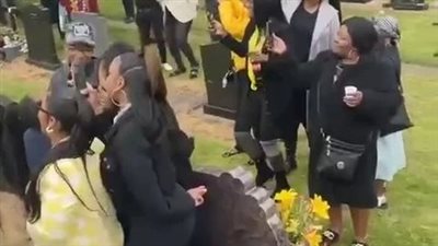 رقص وموسيقى صاخبة.. معزون يحولون عزاء في المقابر إلى حفل | صور فيديو