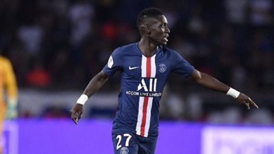 رئيس السنغال يدعم إدريسا جاي بعد رفضه ارتداء قميص بشعار المثليين