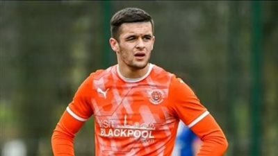 القصة الكاملة لـ اعتراف لاعب بلاكبول الإنجليزي بمثليته الجنسية وردود الأفعال