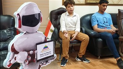 طالبان يبتكران روبوتا مدرسيا يوزع الكتب على الطلاب ببورسعيد | صور