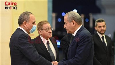 بحضور وزراء وسياسيين وصحفيين.. توافد المئات على عزاء الكاتب صلاح منتصر بمسجد المشير | بث مباشر 