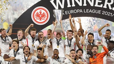 إقصاء برشلونة.. حصاد مسيرة فرانكفورت الدرامية في الدوري الأوروبي بعد التتويج باللقب 